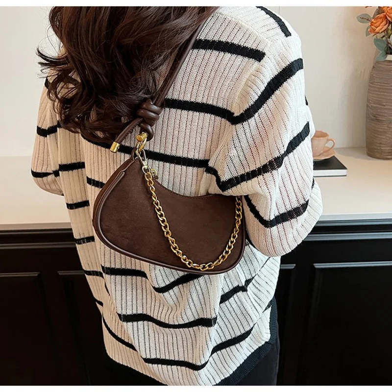 

Fashionable Women's Crossbody-Bag Made Of Curve-Printed Leather With Paris Inspired ​