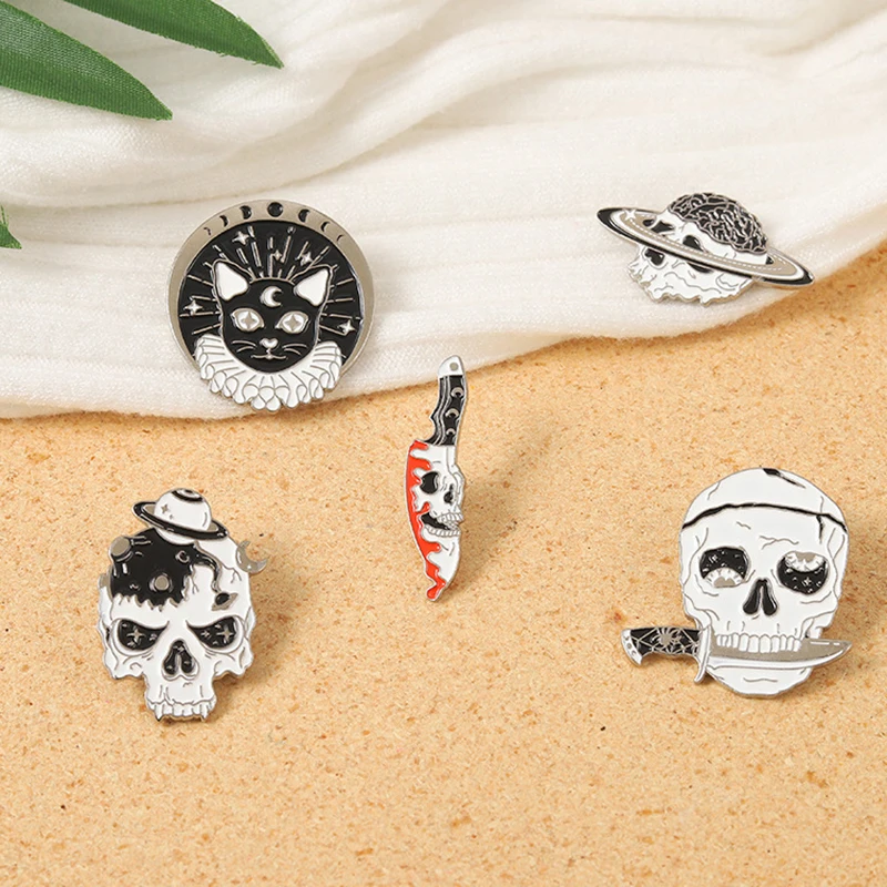 Alfileres esmaltados de Metal con esqueleto de nave espacial de gato de Halloween a la moda, insignias de solapa de calavera con cabeza de cuchillo creativa, broche, accesorios de joyería