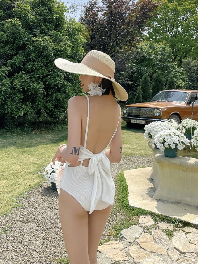 Ins نمط مثير عميق الخامس حزام ملابس السباحة النسائية ربيع حار عطلة الشاطئ بلون المحافظ الساخن فتاة قطعة واحدة بيكيني