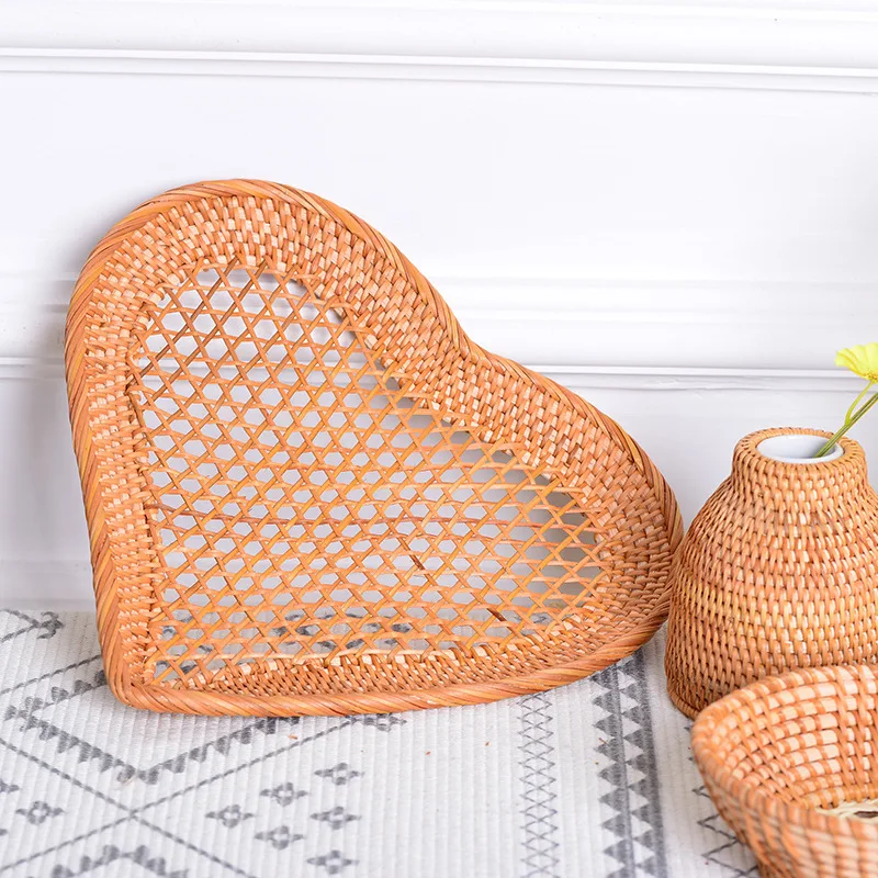 Heart Shaped Rattan Storage Plate Hand Woven Decorative Tray Hollow Woven Rattan Basket Trays for Fruit Trinket Tray