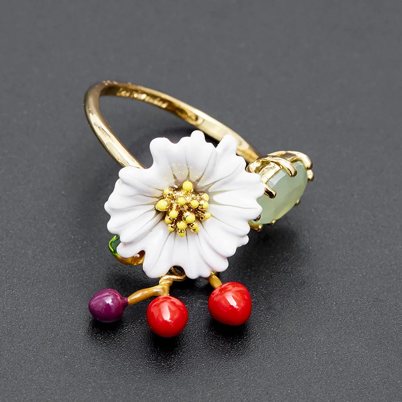 

Popular Fresh Sweet Fashion Enamel Glaze White Daisy Flowers Cherry Fruit Emerald Glass Inset Open Ring Rural Jewelry for Women