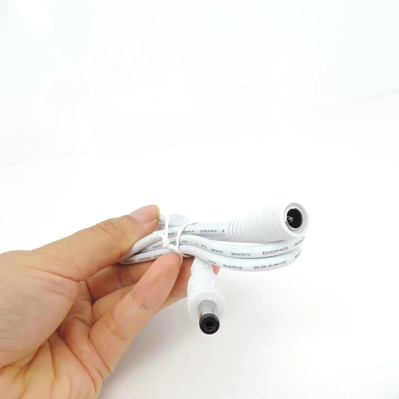 1เมตรสีขาวสีดำ DC ตัวผู้ไปยังตัวเมียปลั๊กตัวผู้12V 24V DC สายเคเบิลอะแดปเตอร์สายไฟต่อ5.5มม. x 2.1มม. สำหรับแถบไฟ L