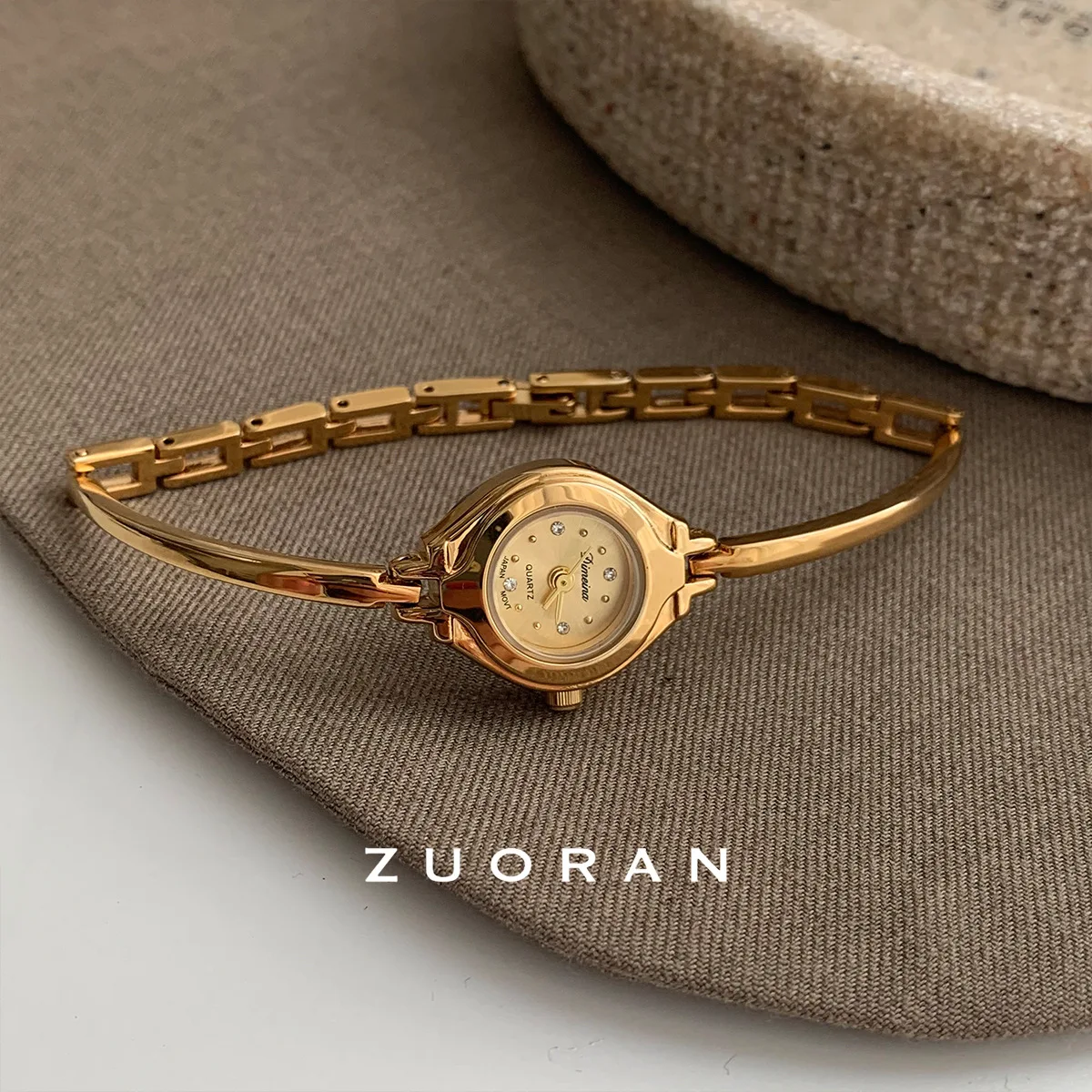 Retro mini gold watch design, sophisticated and stylish women's bracelet watch, exquisite women's wristwatch, women's gift.