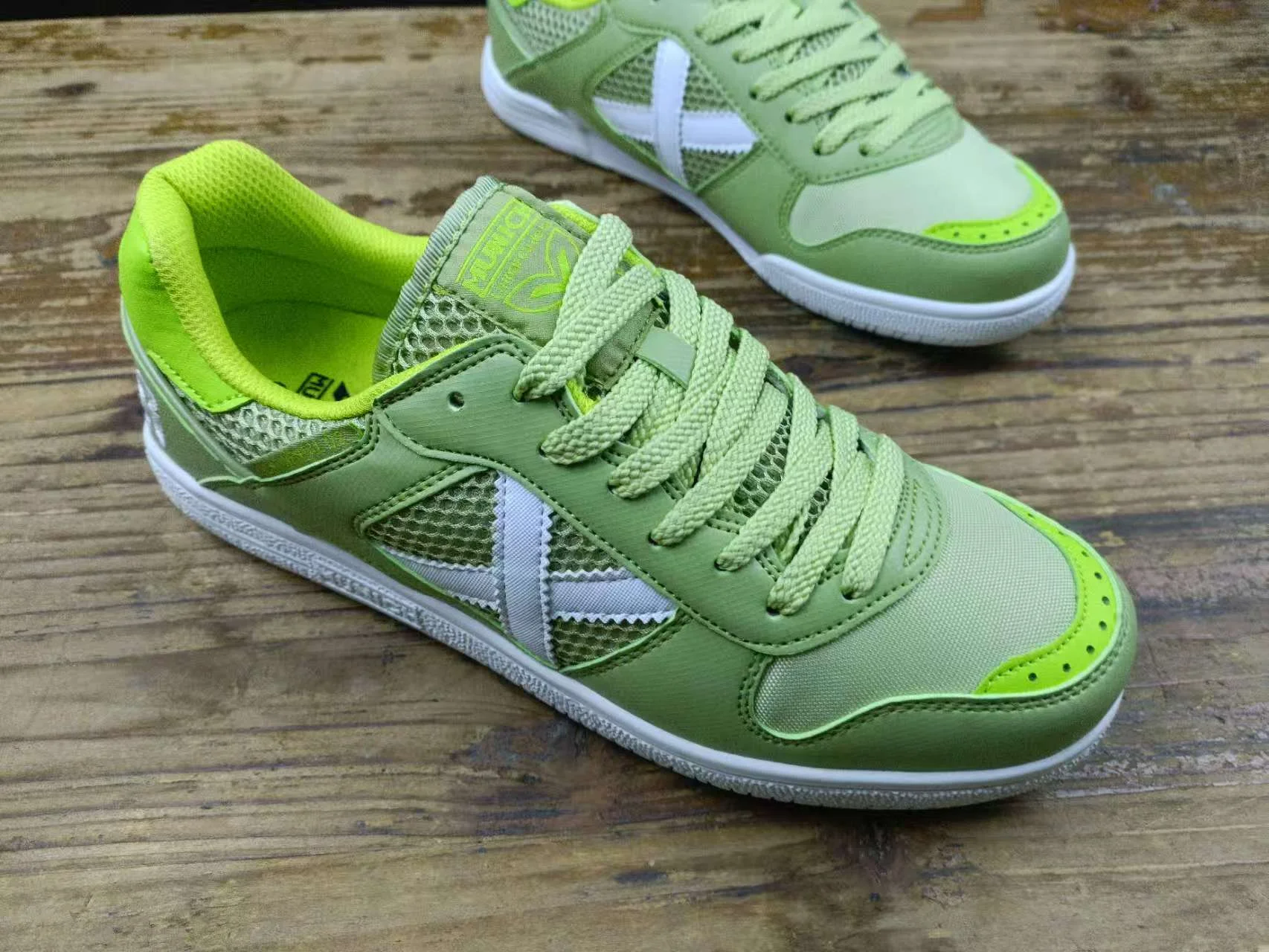 New 2025 hot sale professional unisex lightweight breathable badminton shoes training shoes volleyball shoes very good