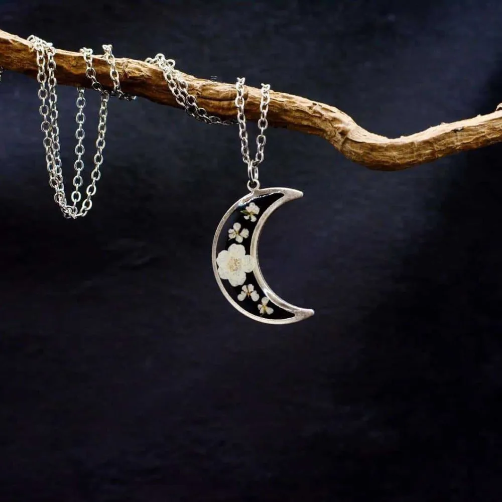 Transparent Epoxy Resin Dried Flowers Stainless Steel Crescent-shaped Pendant Necklace for Women Mother's Day Gift Charm Jewelry
