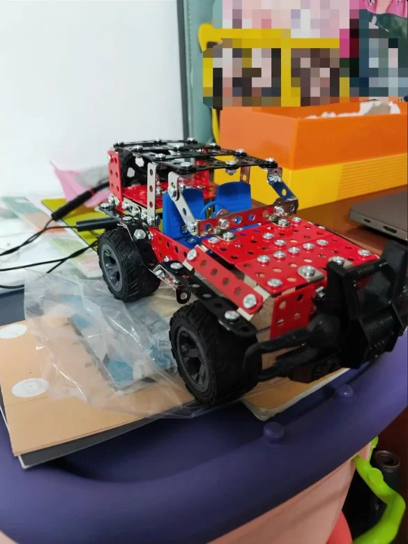 Metall-Geländewagen-Bausteine – DIY-Schraubenmontage, Lernspielzeug für Jungen, galvanisiertes, praktisches Gehirntraining-Spielzeug