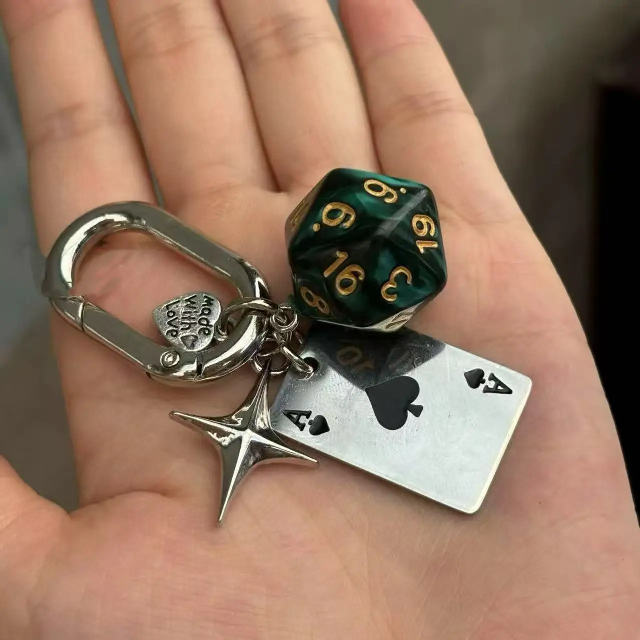 

Red Heart A Dice Keychain Bag Charms Purse Car Keyring Exquisite Unisex Couple Backpack Decoration Fashion Accessories Gifts