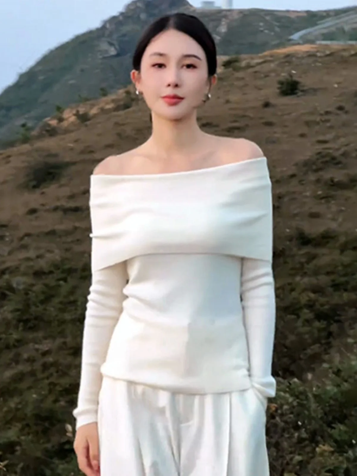 White Shoulder-baring Knitted Base Shirt Women's Inner Wear Design Sensation Spring Autumn Winter High-grade One-shoulder Kni...