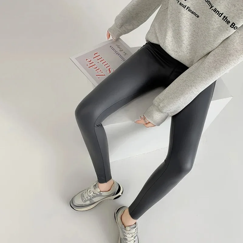 Nowe, obcisłe, elastyczne spodnie skórzane damskie z pluszowym, cienkim wykończeniem, wysokie w pasie, wyszczuplające spodnie, do noszenia jako bazowe spodnie do jogi.