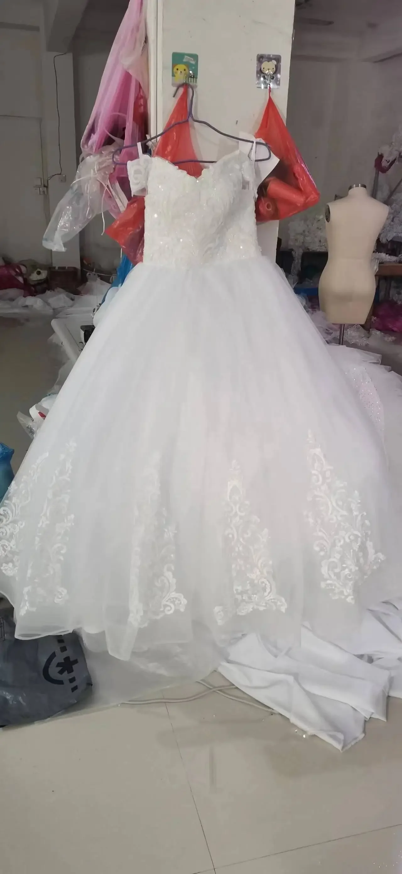 Personalizado fuera del hombro cuentas brillantes lentejuelas Vestido de novia Vestido Noiva Casamento apliques hinchados de talla grande Bri