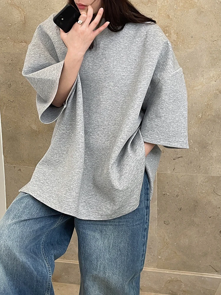 [EAM] Women Beige Gray Side Slit Big Size Casual T-shirt New Round Neck Half Sleeve Fashion Tide Spring Autumn 2024 1DH6479