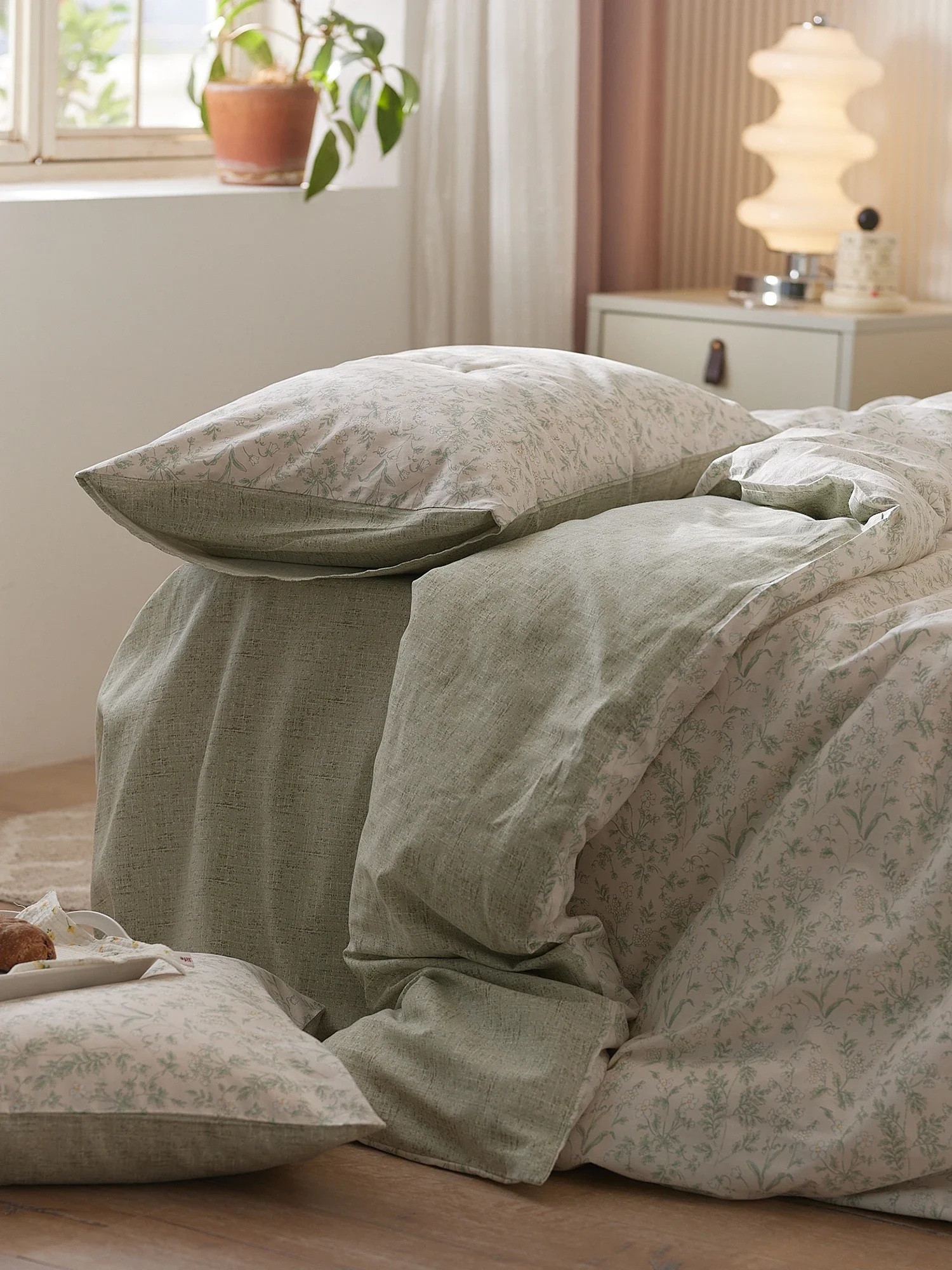 

Simple and elegant temperament, small and fresh flowers, pure cotton combed three or four-piece set, cotton pastoral bed sheet