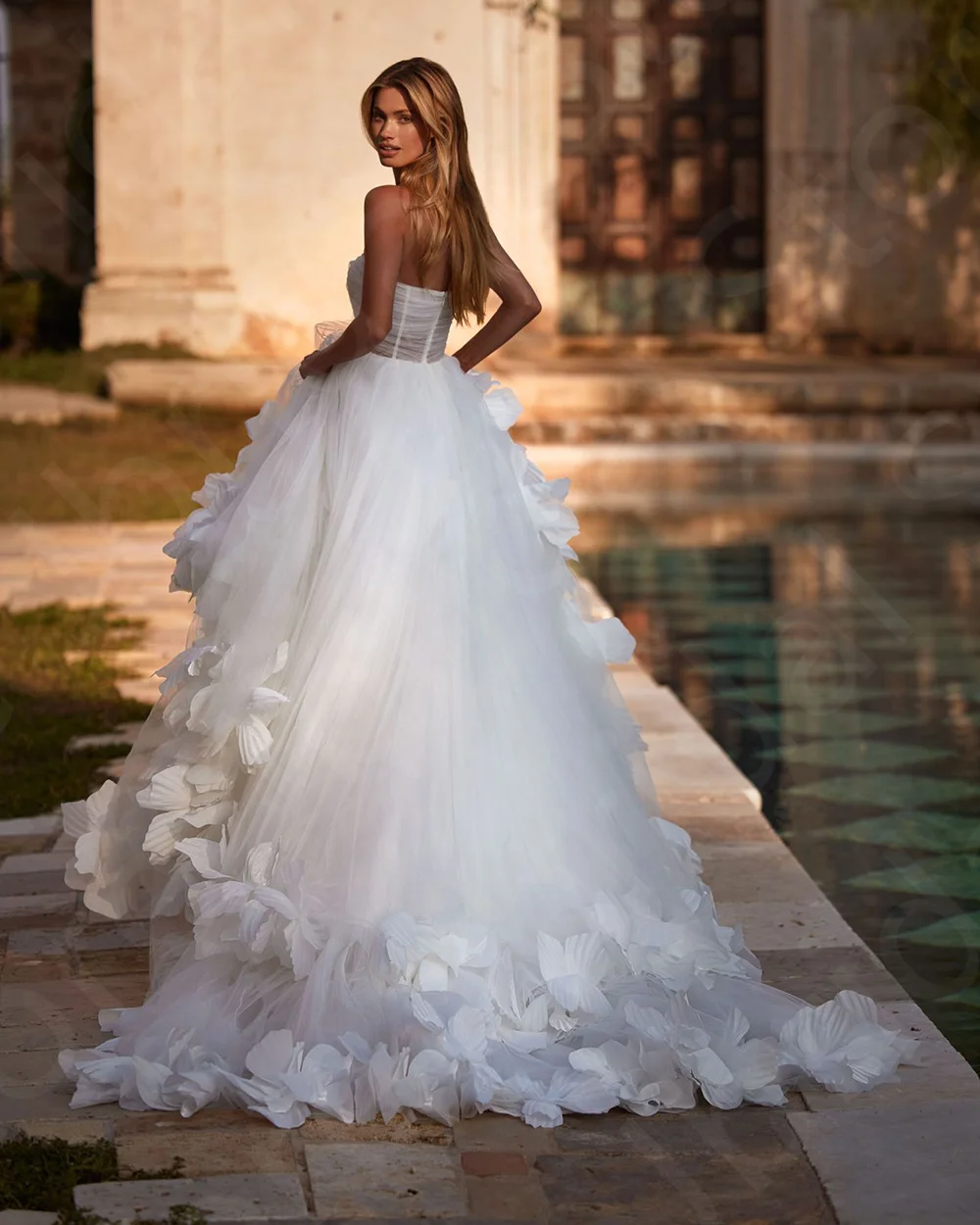 Customized Charming On Sale Wedding Dresses White 2025 Bridal Gowns Sweetheart Bride Dresses Flowers Wedding Gowns Back Out