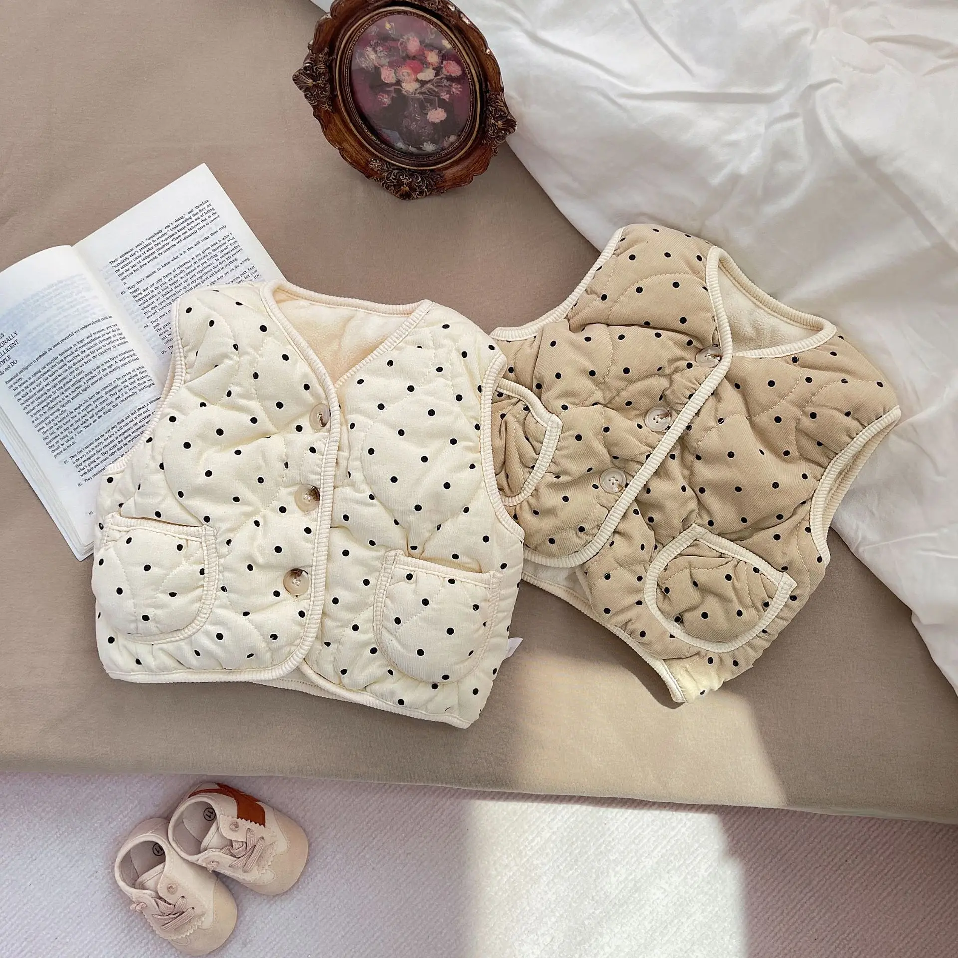 

Children's autumn and winter cute warm and comfortable polka dot vest coat, baby winter clothes