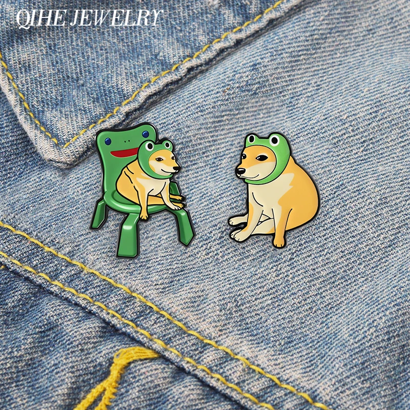 Divertidos broches de esmalte de meme de perro con disfraz de rana, de humor de dibujos animados, con diseño de Shiba Inu, disfraz de rana y silla, insignia de solapa, joyería, regalo para amigos