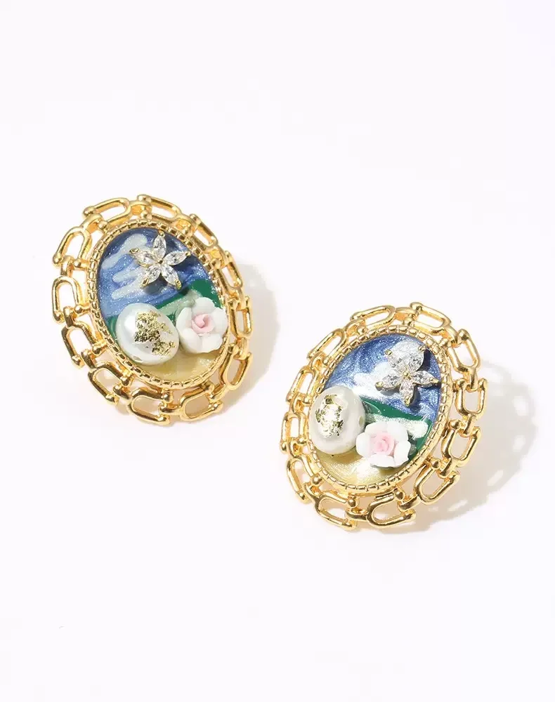 أقراط بيضاوية كلاسيكية مرسومة يدويًا من الزهور واللؤلؤ للنساء، إطار ذهبي رقيق مع لمسات النجوم للمناسبات الخاصة