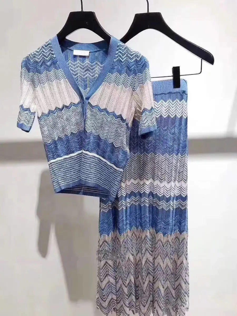 

Женский полосатый костюм с контрастными цветами: вязаный кардиган с V-образным вырезом и коротким рукавом + облегающая вязаная юбка-карандаш