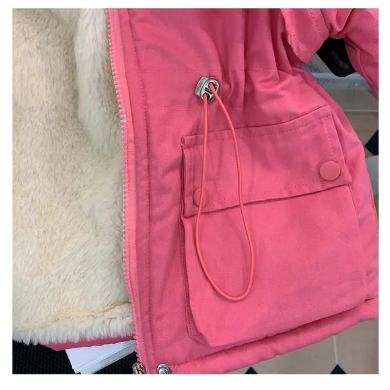 سترة قطن مخملية متوسطة إلى طويلة للفتيات لشتاء دافئ معطف بياقة من الفرو بقلنسوة للأطفال الصغار 2025 ملابس أطفال