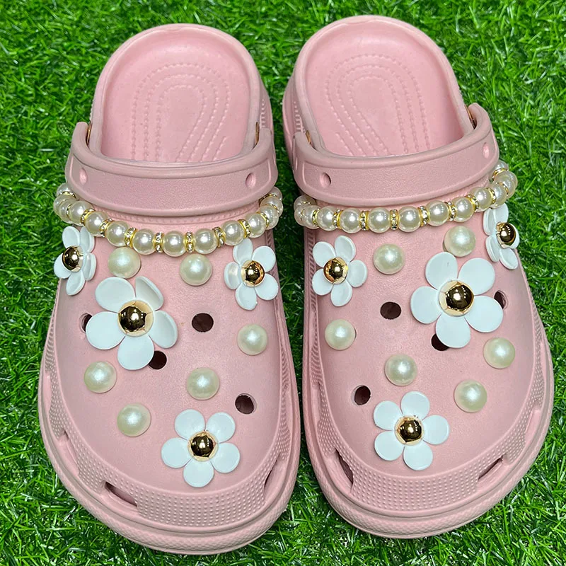 Conjunto de decoración de perlas de lujo para niños y mujeres, zapatos de flores blancas, sandalias, dijes, accesorios de zapatos con agujeros, envío gratis