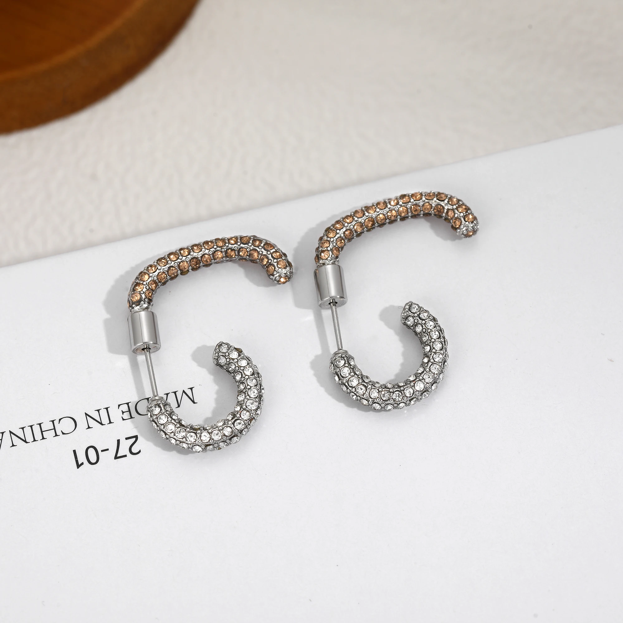  Einzigartige doppelschichtige C-förmige Ohrringe aus Edelstahl, luxuriöser Zirkon-Piercing-Schmuck für Damen, exquisiter Statement-Schmuck, wasserdicht, Geschenk. – Detail 3