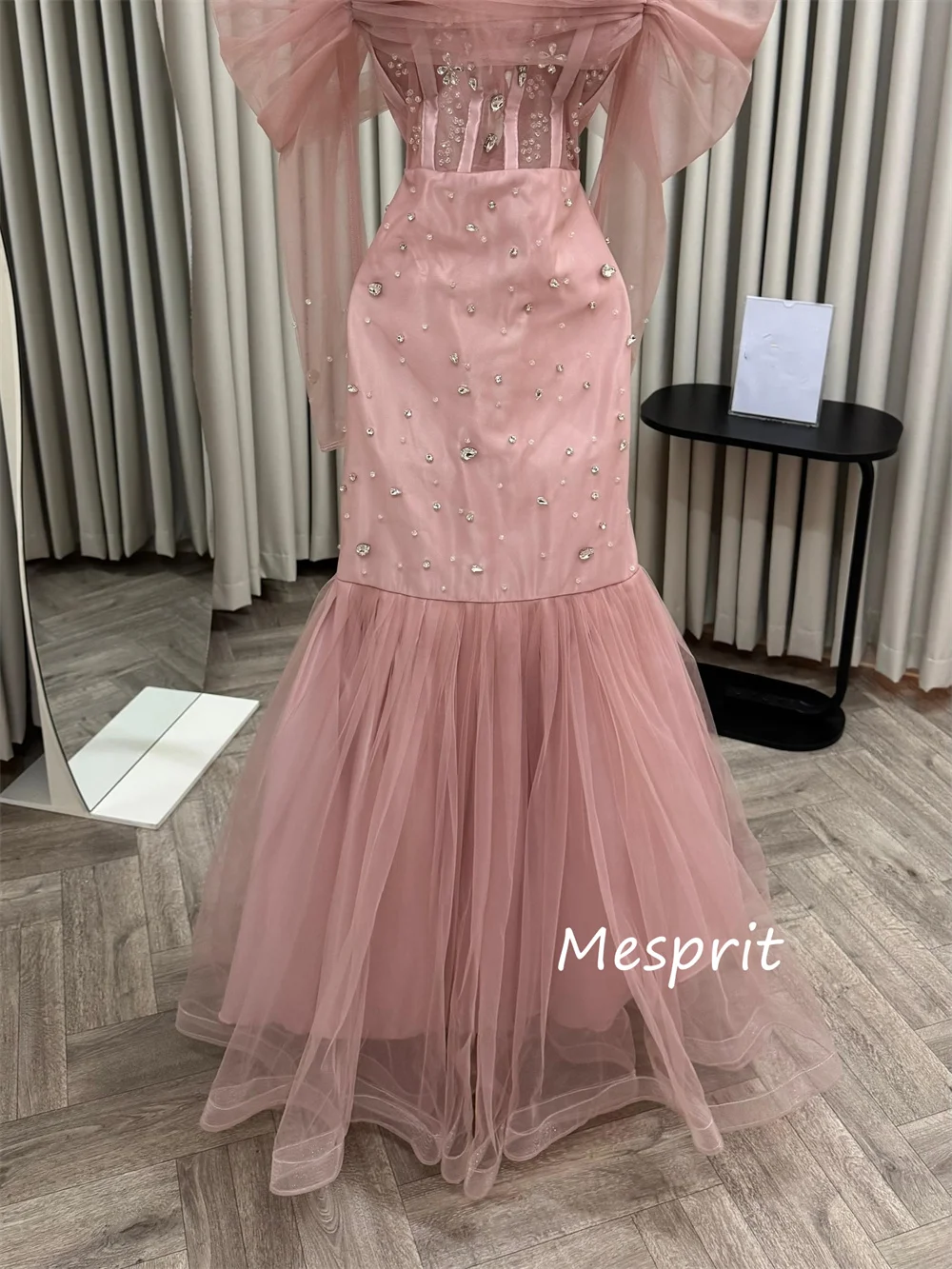 ชุดเดรสยาวทรงเมอร์เมดแบบเปิดไหล่ แต่งลายปักเลื่อมแบบจีน สำหรับงานพิเศษ ออกแบบตามสั่ง