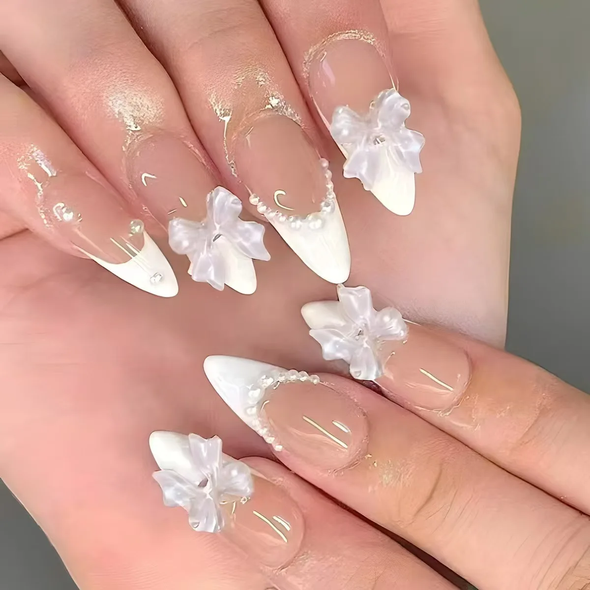 3D-Kunstnägel für Frauen und Mädchen, französisches minimalistisches Design mit Schleife, Perlen, blauen Blumen, Nude-weiße Mandel-Nagelspitzen, zum Aufkleben, falsche Nägel