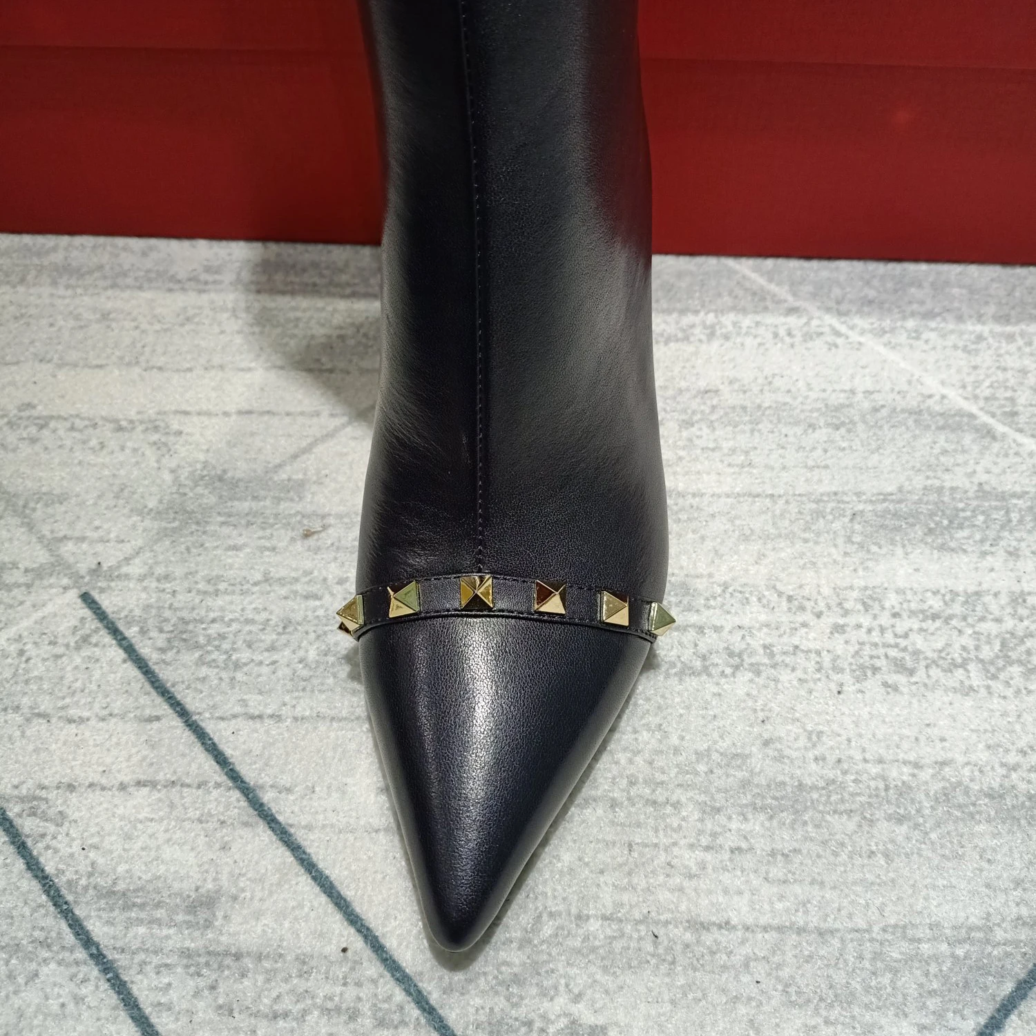 رائجة البيع المرأة حذاء برقبة للركبة جديد وصول موضة رصع أشار تو رقيقة عالية الكعب جلد أسود الجانب البريدي أنيقة