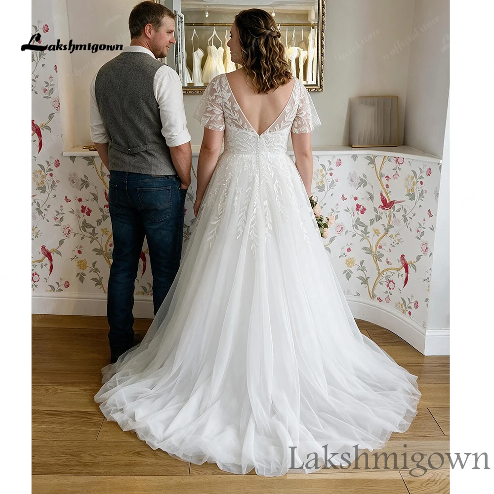 Lakshmigown Boho-Spitzen-Brautkleid in Übergröße mit kurzen Flatterärmeln, tiefem V-Ausschnitt, transparentem Rücken und A-Linien-Tüllrock. – Detail 5