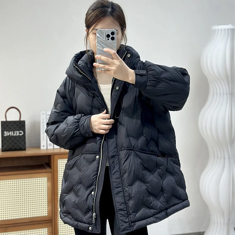 Piumino invernale da donna europea da pendolarismo con cappuccio sciolto e caldo piumino d'anatra bianco al 90%