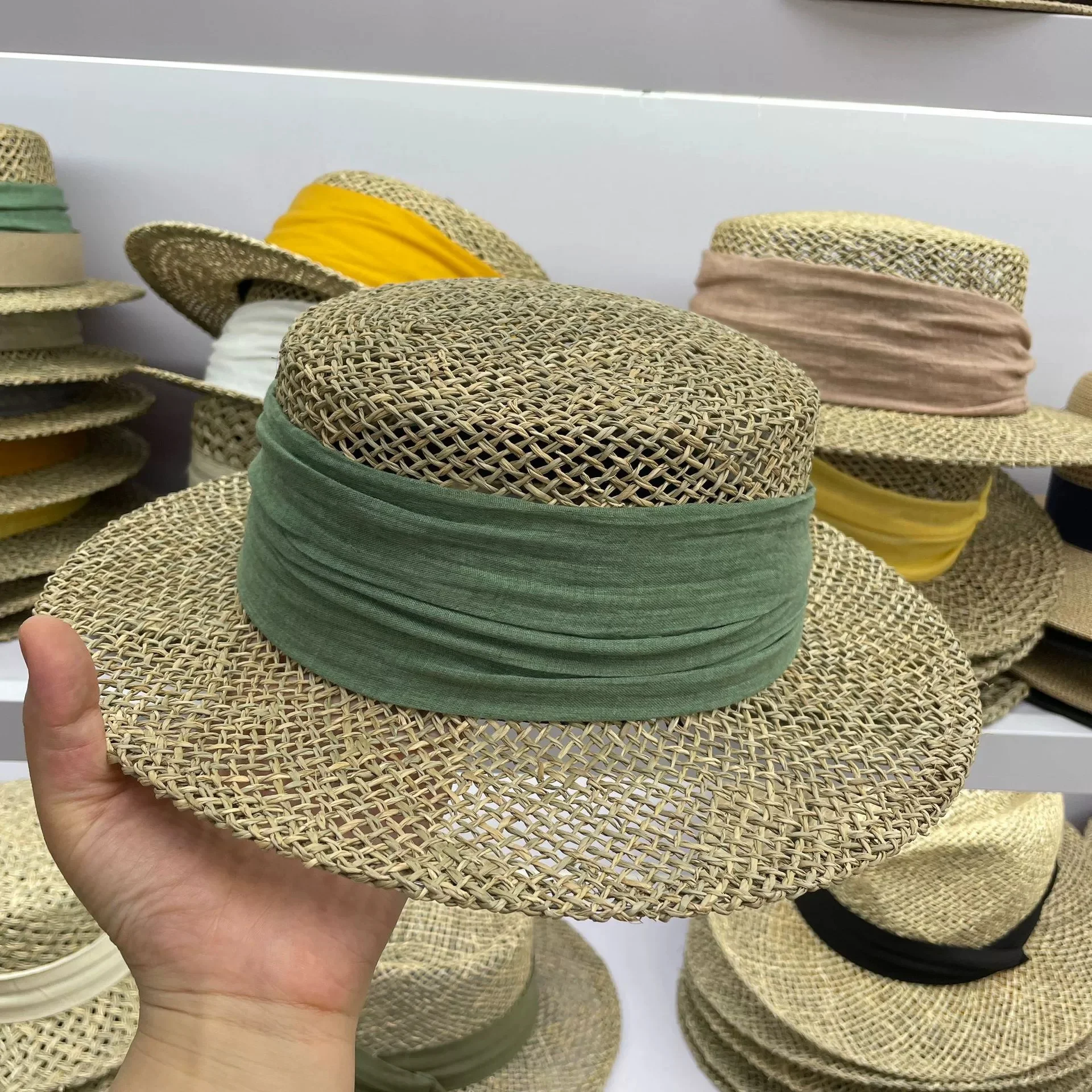 nuovo-cappello-di-paglia-di-lusso-tessuto-a-mano-con-tesa-piatta-per-donna-2026-cappello-cerimoniale-minimalista-cappello-da-sole-alla-moda-per-uscite-estive