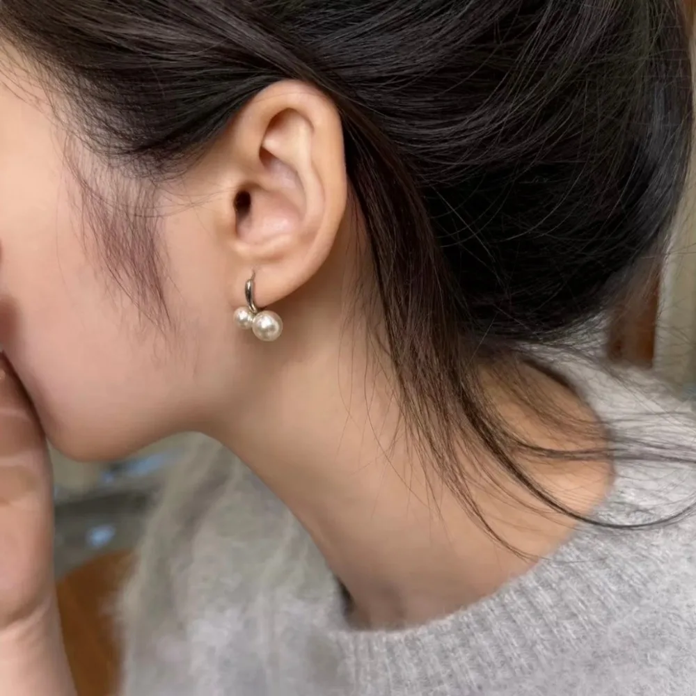 Minimalist Gold Silver Tone Double Round Cherry Shell Pearl Huggie Hoop Earrings for Women Elegant Office Wedding Jewelry Gift