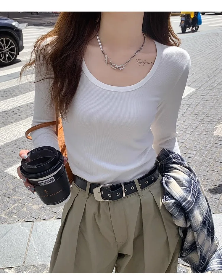 Neues schmal geschnittenes Langarm-T-Shirt für Damen mit niedrigem Rundhalsausschnitt und geripptem Basic-Oberteil, schulterbetont, einfarbig, für Herbst/Winter 2026, als Innen-T-Shirt – Detail 2