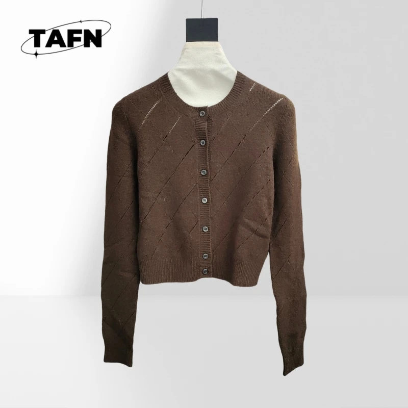 

2025 Retro Style Cashmere Cardigan – Luxurious Warmth for Casual Settings Cozy and Elegant for Casual Occasions AI1027