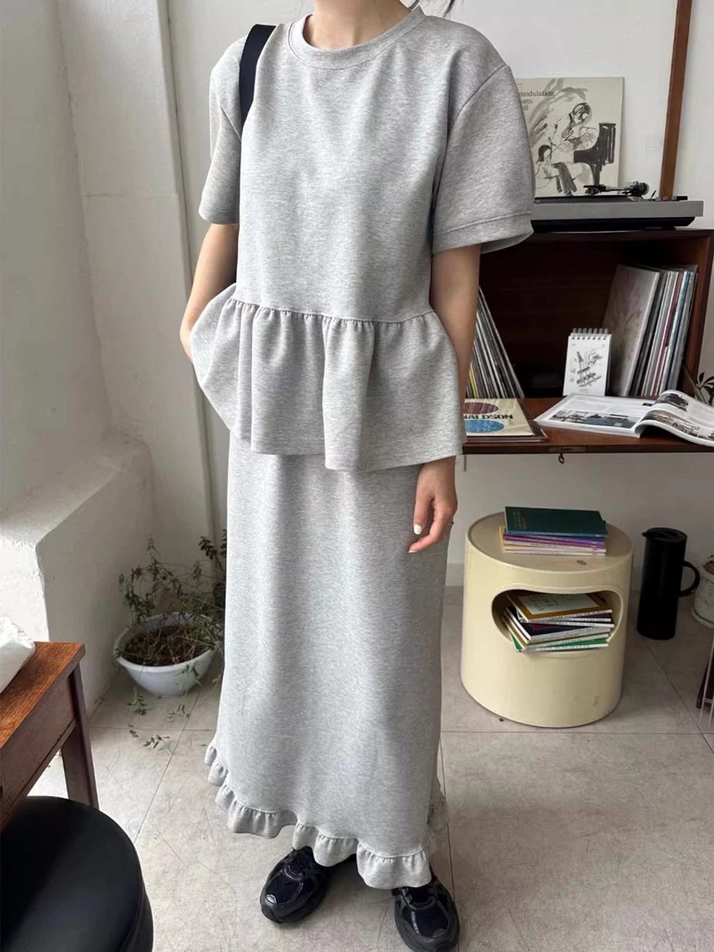 

Fashionable Short Sleeve T-Shirt And Half Skirt Set for Women High Waist Wood Grain Design Summer New Style Two Piece Set