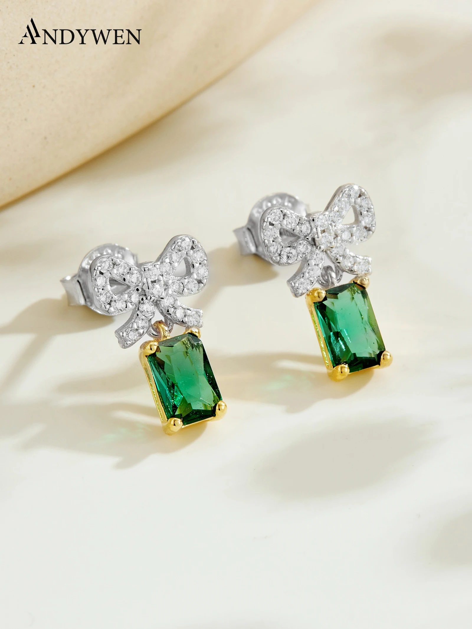 

Серьги-бантики ANDYWEN из серебра 925 пробы, с зелеными фианитами изумрудной огранки, двухцветные, в подарочной коробке, для женщин, в винтажном стиле
