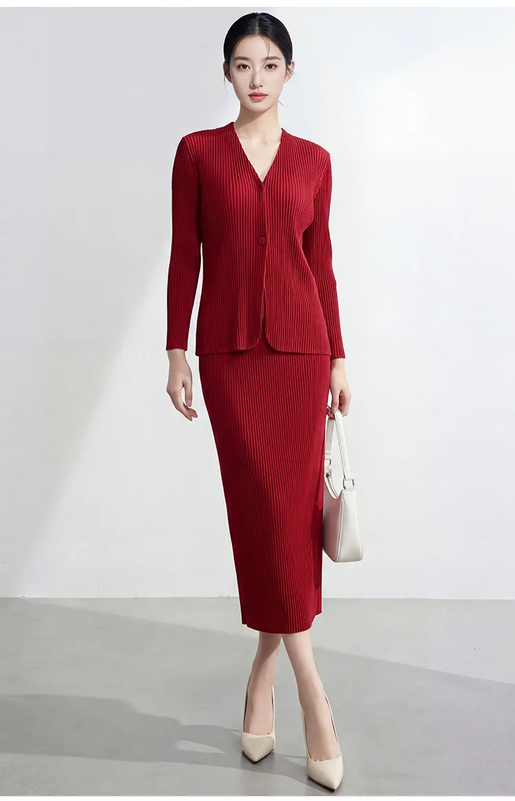High-end women's professional suit, haute couture style, blazer, pencil skirt, elegant commuting, two-piece set, spring/summer.