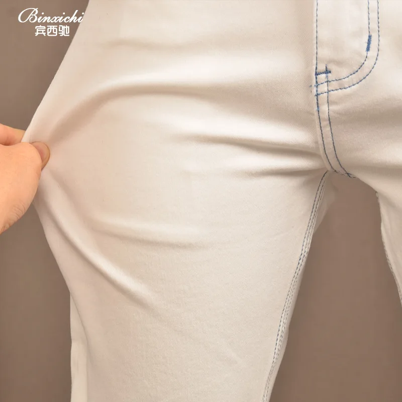 Pantalones vaqueros cortos blancos finos de verano para hombre, pantalones informales lavados de gama alta con pies pequeños elásticos a la moda para hombre