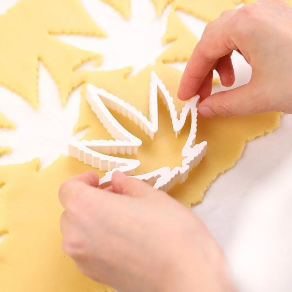 3Pcs Maple Leaf Fondant Cutters Set  Autumn Fall Leaves Shaped Plastic Molds  DIY Sugarcraft Clay Cake Decorating Baking Tools