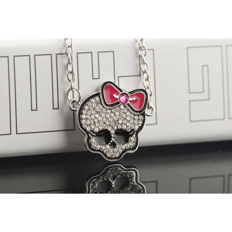 Estilo dulce y fresco, pajarita con personalidad a la moda, collar de calavera con diamantes de imitación, colgante de alta calidad de nicho de estilo de niña picante
