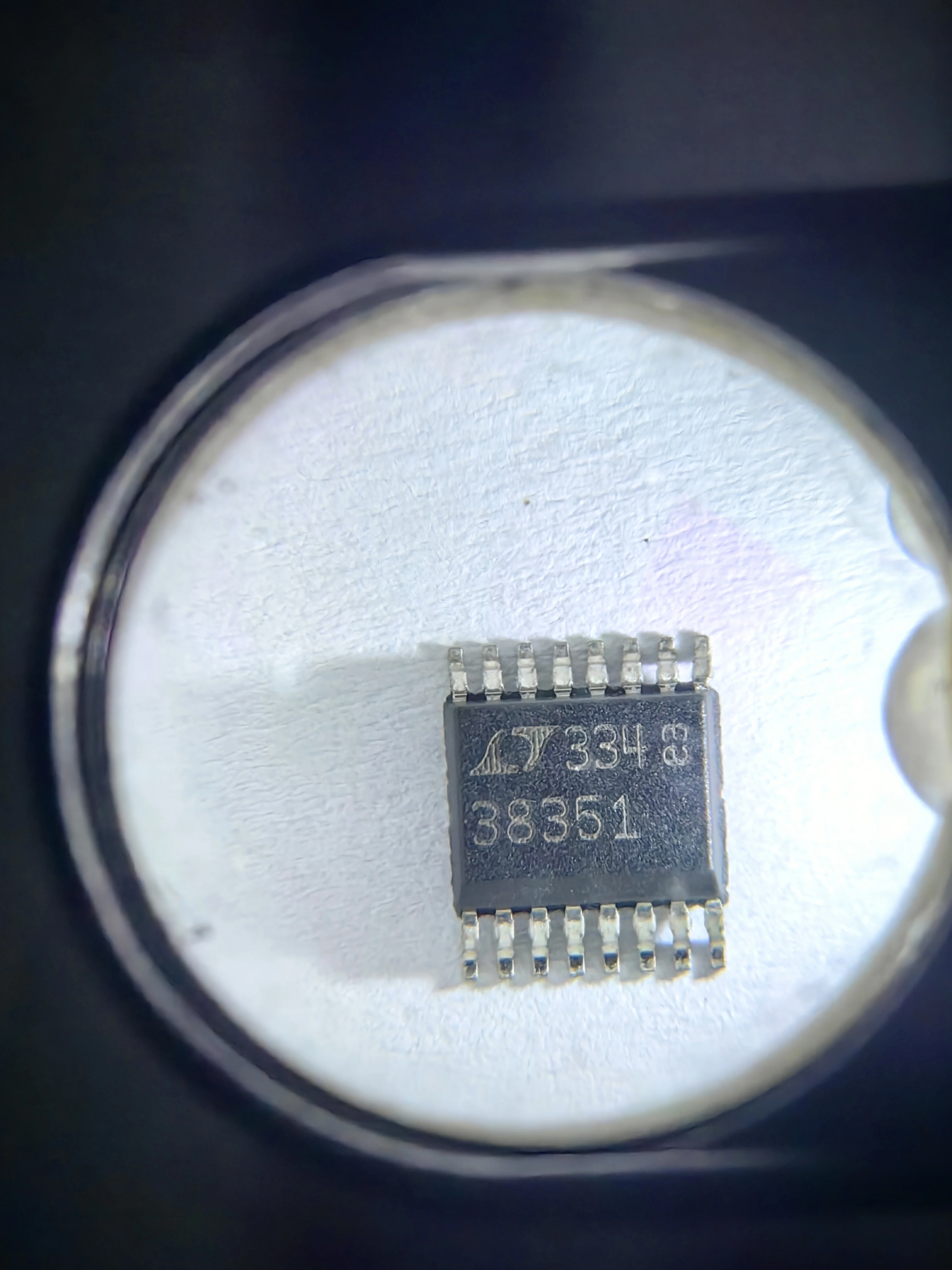 LTC3835 LTC3835EGN-1 LTC3835IGN-1 - คอนโทรลเลอร์สเต็ปดาวน์แบบซิงโครนัส IQ ต่ํา