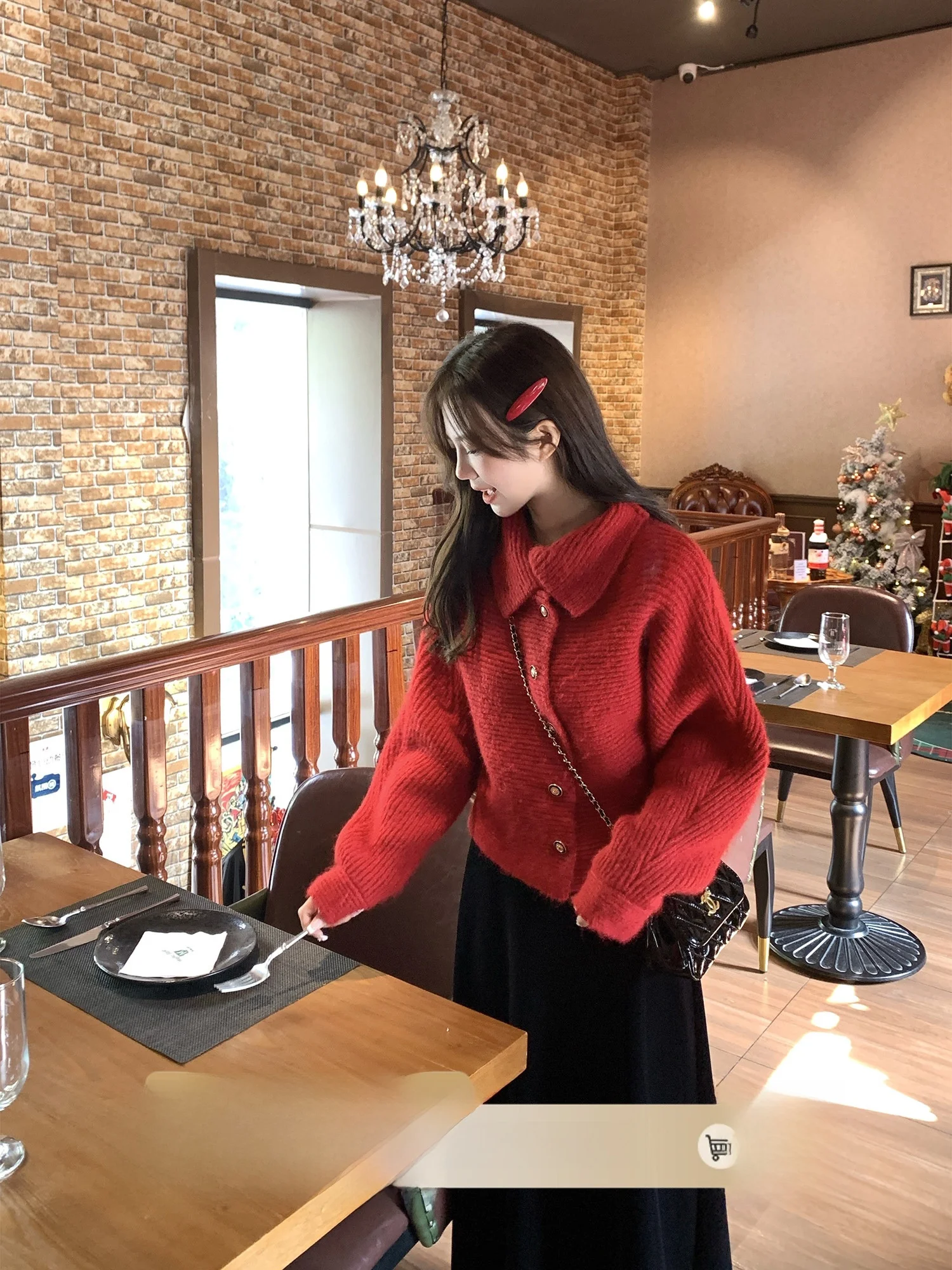 

Мягкий уютный женский свитер с высоким воротником, зимний, новогодний, красный, повседневный, с длинными рукавами, свободного кроя, модный, с пуговицами, вязаный.