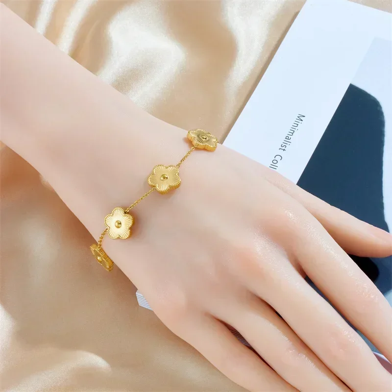 2026A Delicate Resin Bracelet with Floral-Shaped Decorative Inlays, Featuring a Simple Design Style.