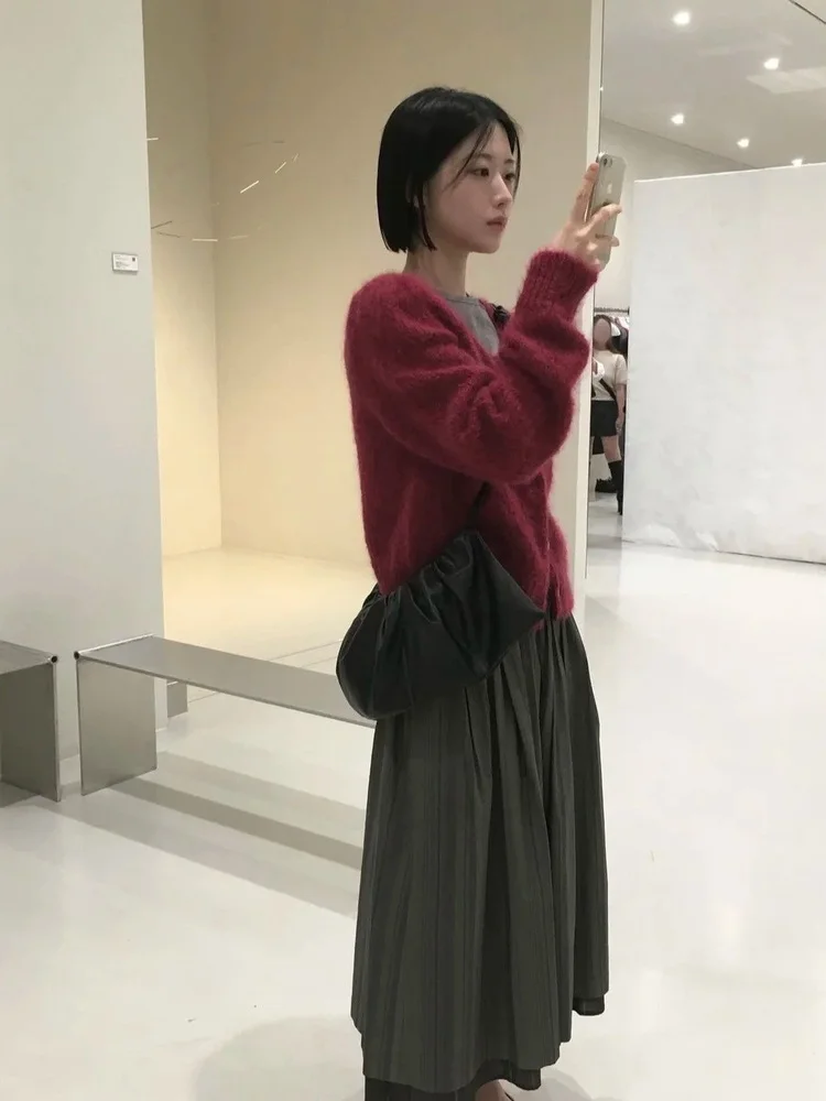   Miękki kardigan damski z dzianiny z wełny merino, luźny krój, długi rękaw, okrągły dekolt, długość do kolan.