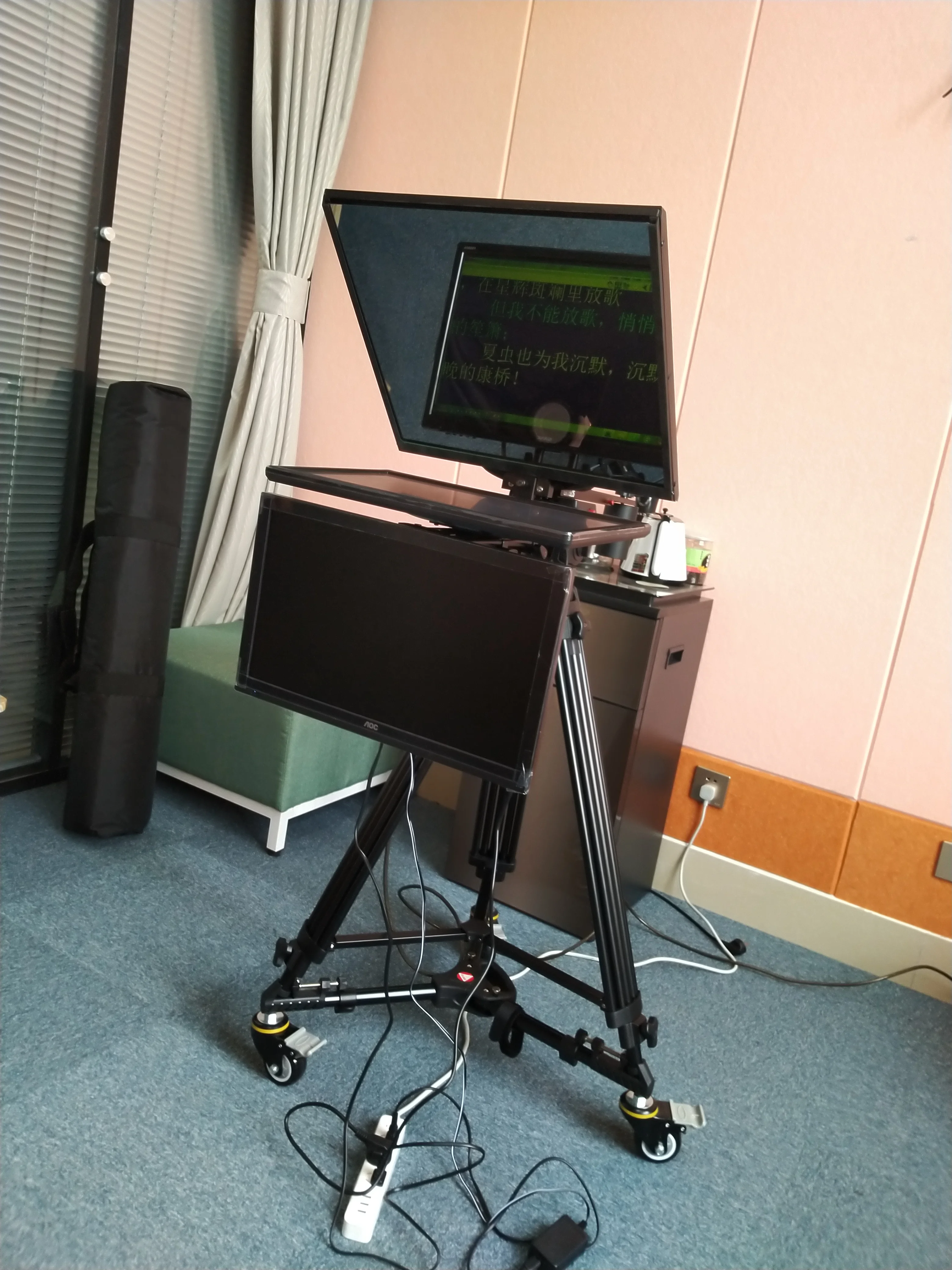 Hot-selling 22 inch self-reversing flip monitor talent broadcast news studio teleprompter for webcasting outdoor shooting