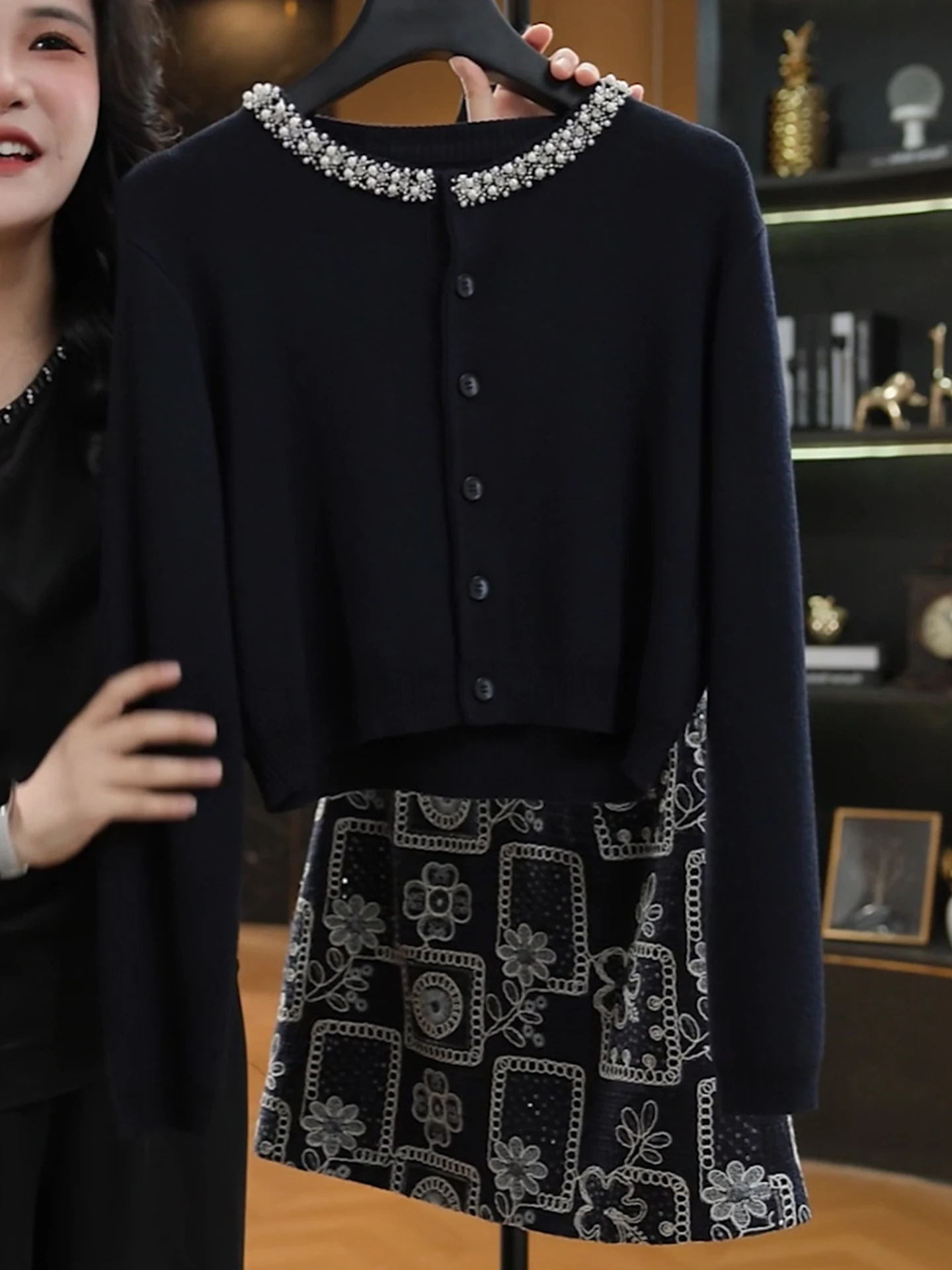 سترة نسائية محبوكة مريحة مستديرة Ne Long Sve سترة كاجوال بأزرار لأعلى سترة ناعمة متوسطة ورقيقة جاهزة للتنقل