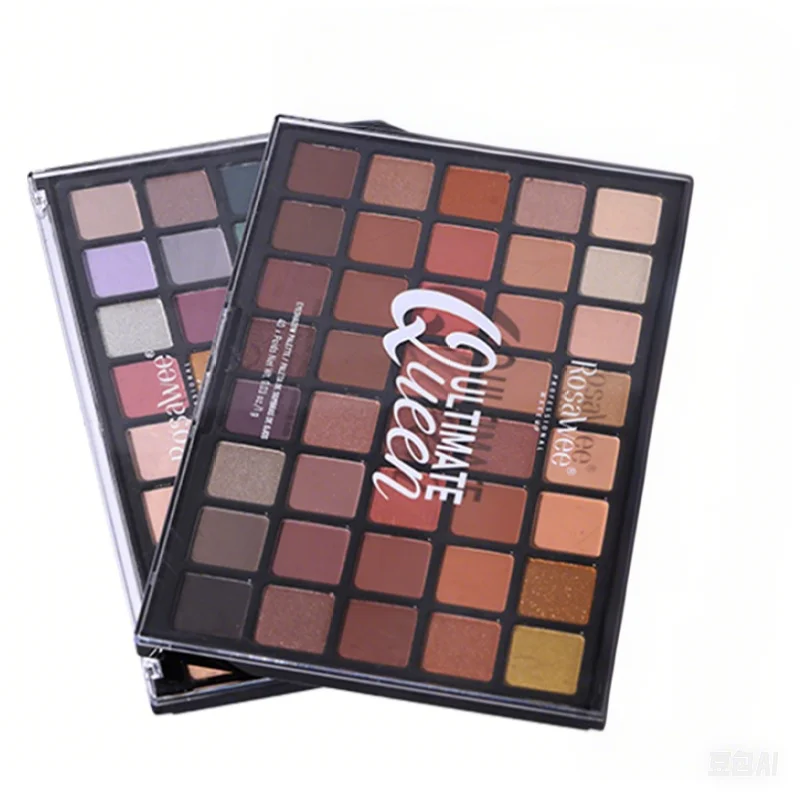 仮面舞踏会の夢のパートナー！ さまざまなマットとシマーのテクスチャーを備えた 40 色のアイシャドウ パレット。 青のような色合い、