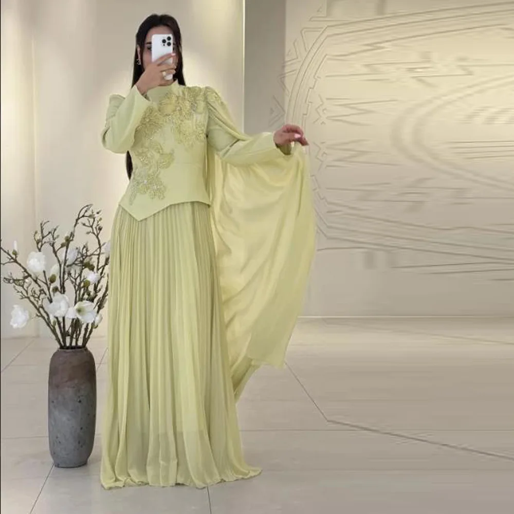 Maßgeschneidertes Besticktes Blumen-Muslimisches Abendkleid Plissiertes A-Linien Hijab Abendkleid mit Seitencape Chiffon Hochzeitsgast-Outfit