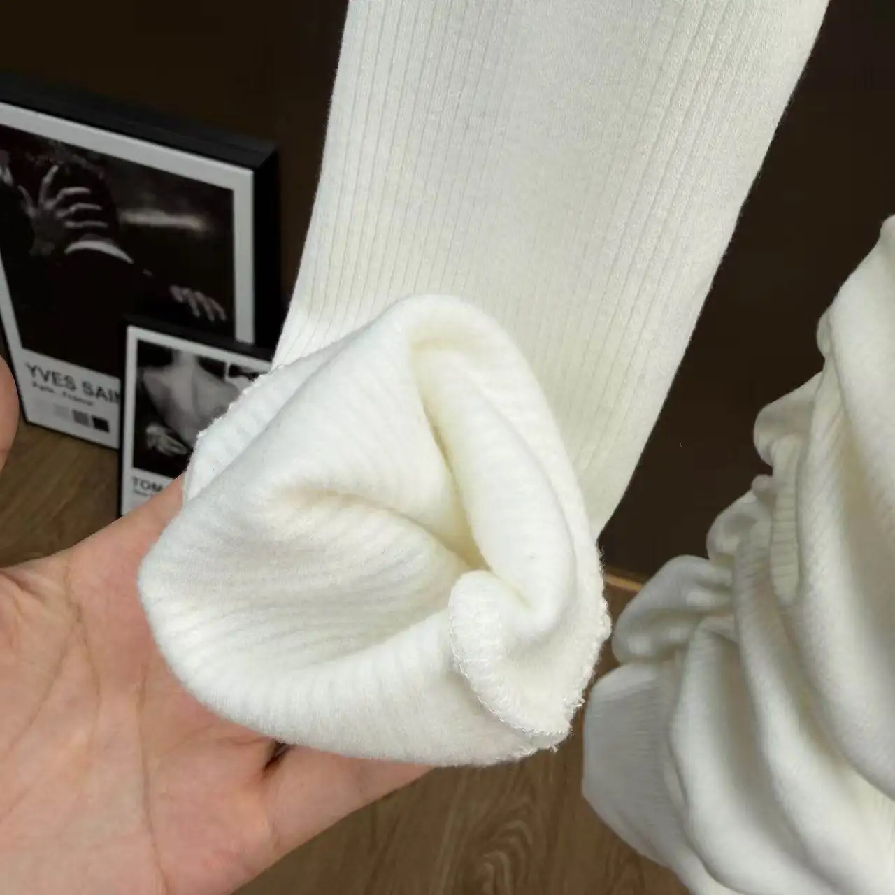 Zimowa sukienka dzianinowa z odpinanym futrzanym kołnierzem, długi rękaw, damska, zapinana na guziki, dopasowana, ocieplana, ciepła sukienka swetrowa o średniej długości.