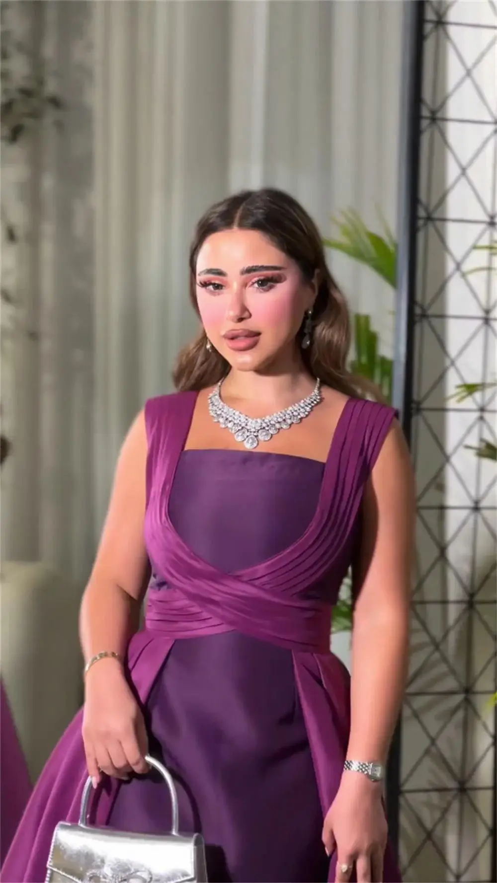 Maßgeschneidertes lila trägerloses A-Linien-Quinceanera-Kleid aus Satin mit Schleppe, ärmelloses Spaghetti-Kleid für besondere Anlässe, knöchellanges Kleid