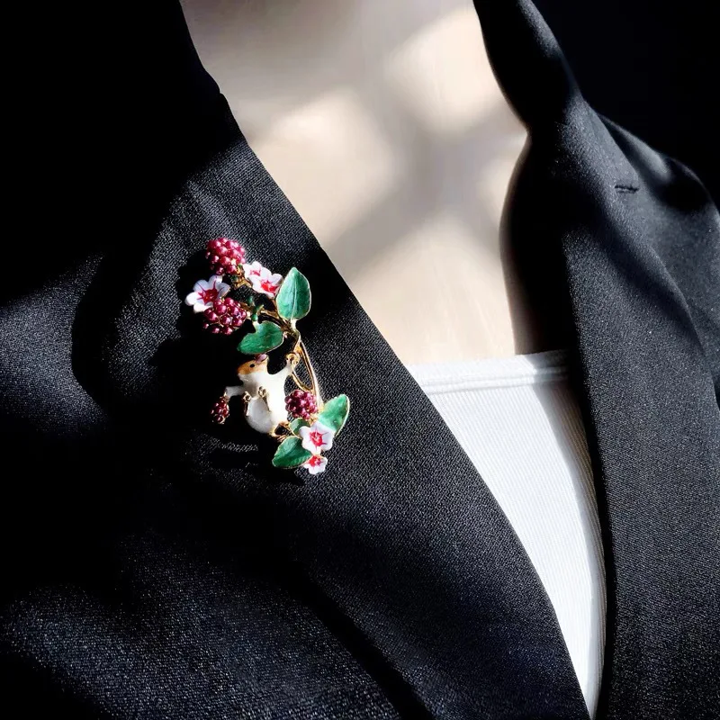 Creative Squirrel Stealing Fruits Brooches for Unisex Lovely Animal Plant Clothing Lapel Pin Party Jewelry Accessories Gifts